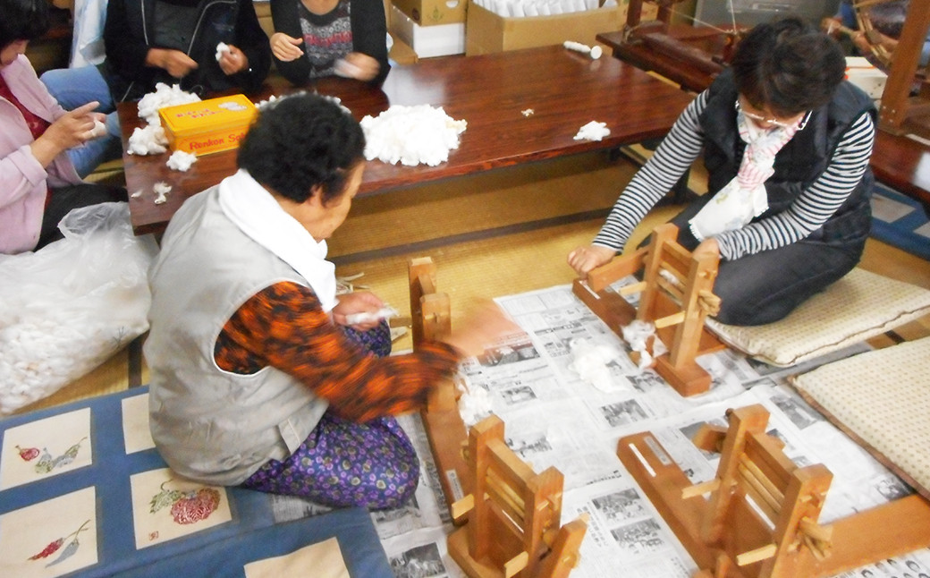 収穫した綿は、スピンドルで紡いでいきます。