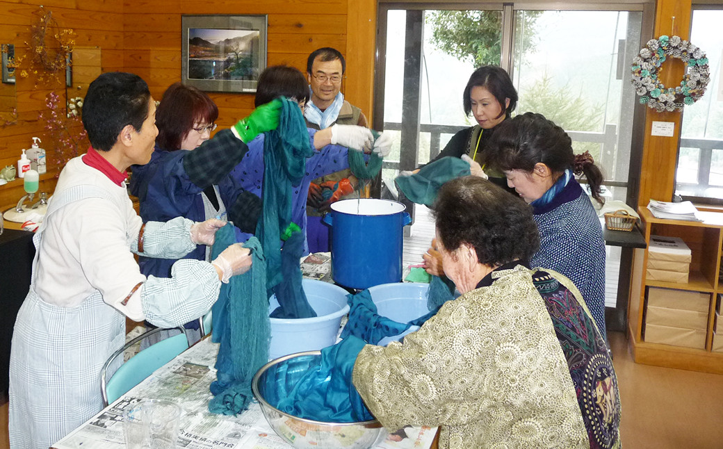 藍の生葉で一気に染め上げます。