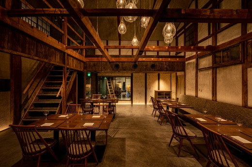 「suginomori brewery」の醸造場はレストラン「嵓kura」と隣接しておりガラス越しに見ることができます。