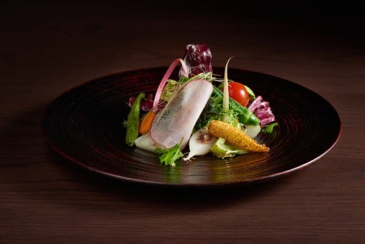 ご夕食は『傳』長谷川シェフ監修の新郷土料理を地酒と共にお愉しみ下さい。