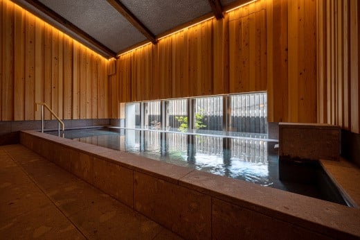 信濃川の源流である山の湧き水を引き込んだ温浴施設「山泉 SAN-SEN」は柔らかいお湯で心身を癒やします。