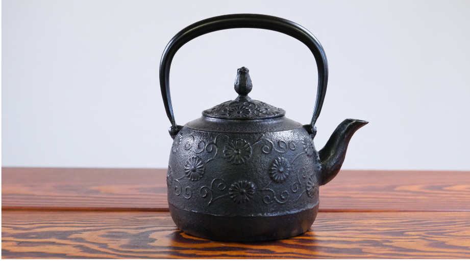 唐草模様と菊の文様を全体に捺しています。※手作業による着色のため、色合いに個体差がございます。