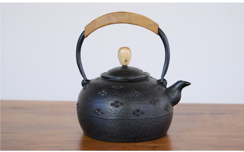 全体に菱形のアラレが施されています。男女問わず持ちやすい大きさです。