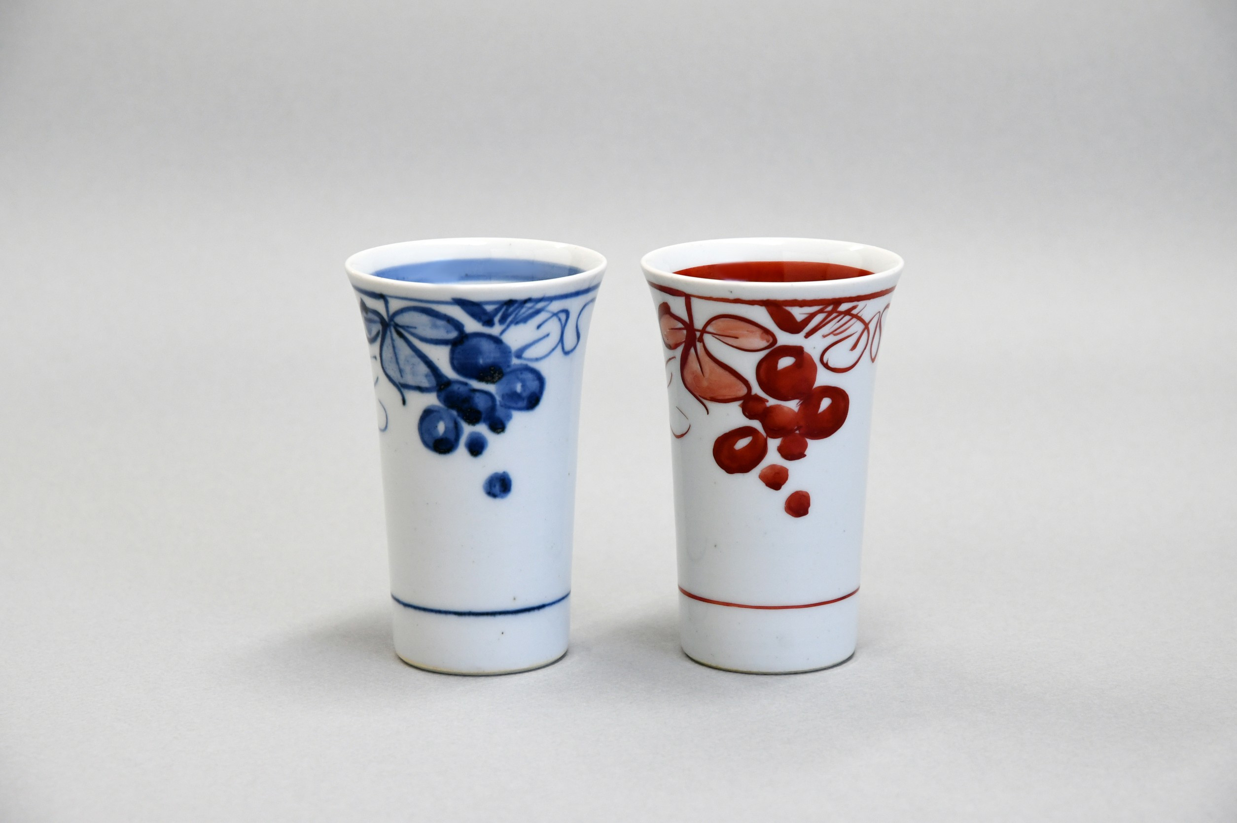ぶどう柄コップ　青・朱セット