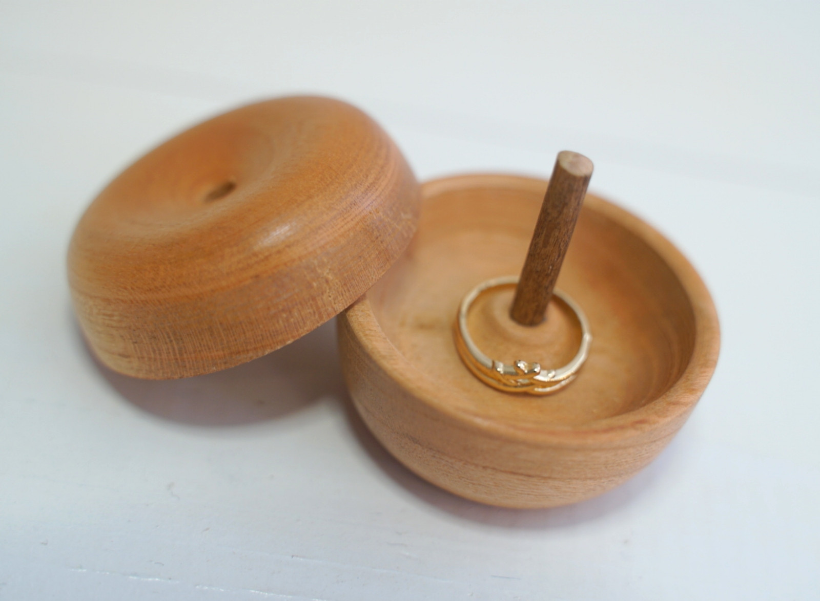 ※画像にある指輪はついてきません