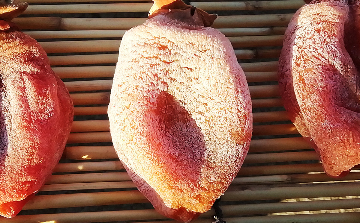 甘くなった甲州百目柿、外側の白い粉は柿の糖分が結晶化した証、しっかり糖度がのってます。