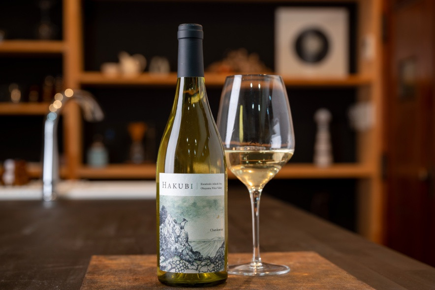 荒戸山ワイナリー醸造 白ワインHAKUBI 750ml。ステンレスタンク仕込みで、ブドウの果実感をシンプルに表現。