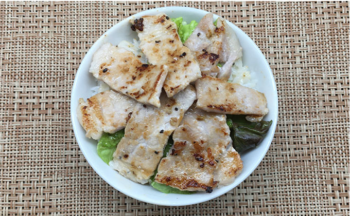 里見和豚の特徴である甘みのある脂を存分に味わえるロースを丁寧に塩だれと混ぜ合わせて漬け込みました。