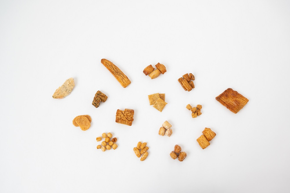 大小さまざまな割れせんべいをお楽しみください!