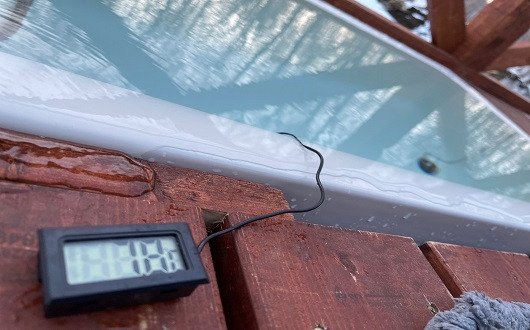 井戸水を組み上げた水風呂はキンキンです！