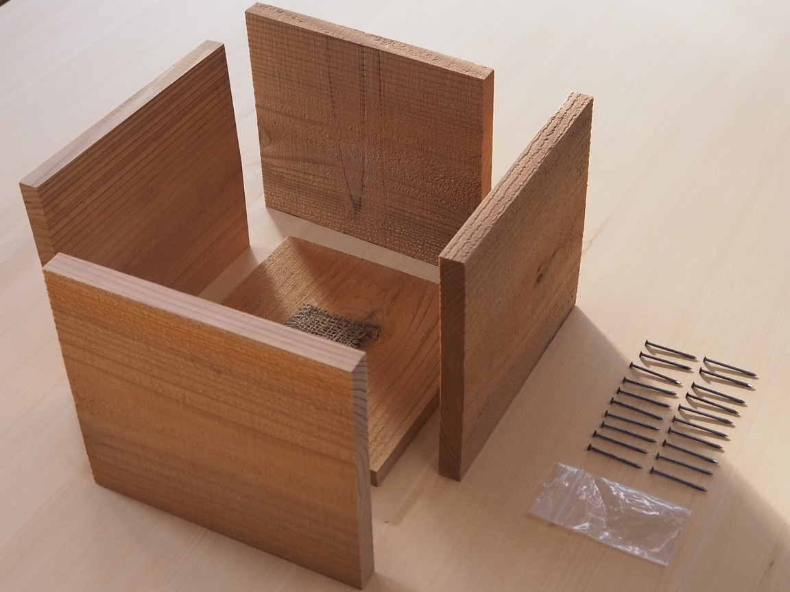 組立に必要な釘が同封してあります。