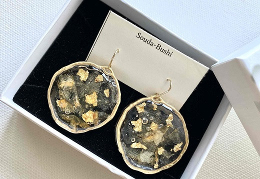 イメージ写真はピアスですが、このような箱ケースで大切にお届けいたします。