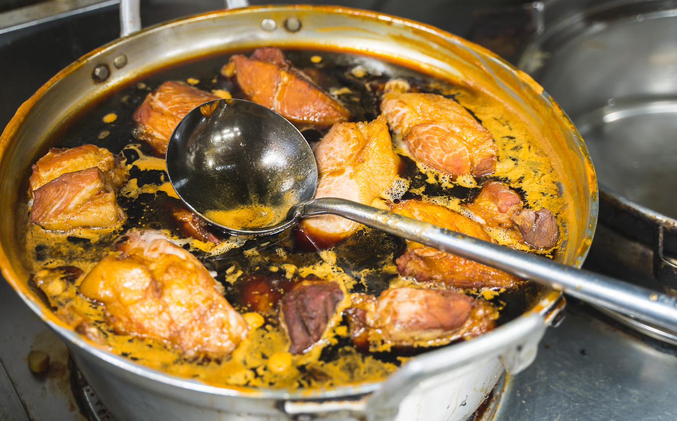 甘みとコクが自慢の餃子餡！その秘密は隠し味の焼豚の濃厚旨みタレ