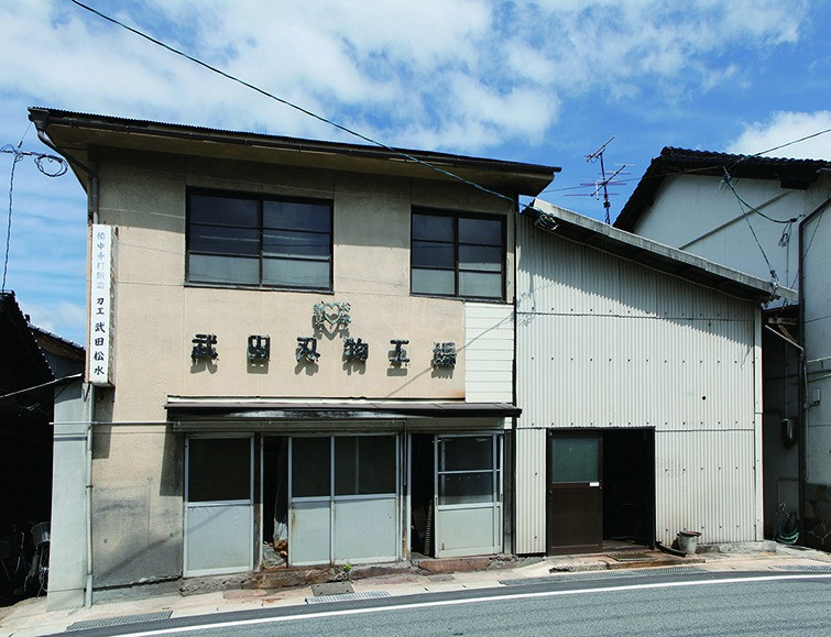 鋼材を叩くリズミカルな音が響く工場。世界各国から注文が入る庖丁やナイフを作り続けています。