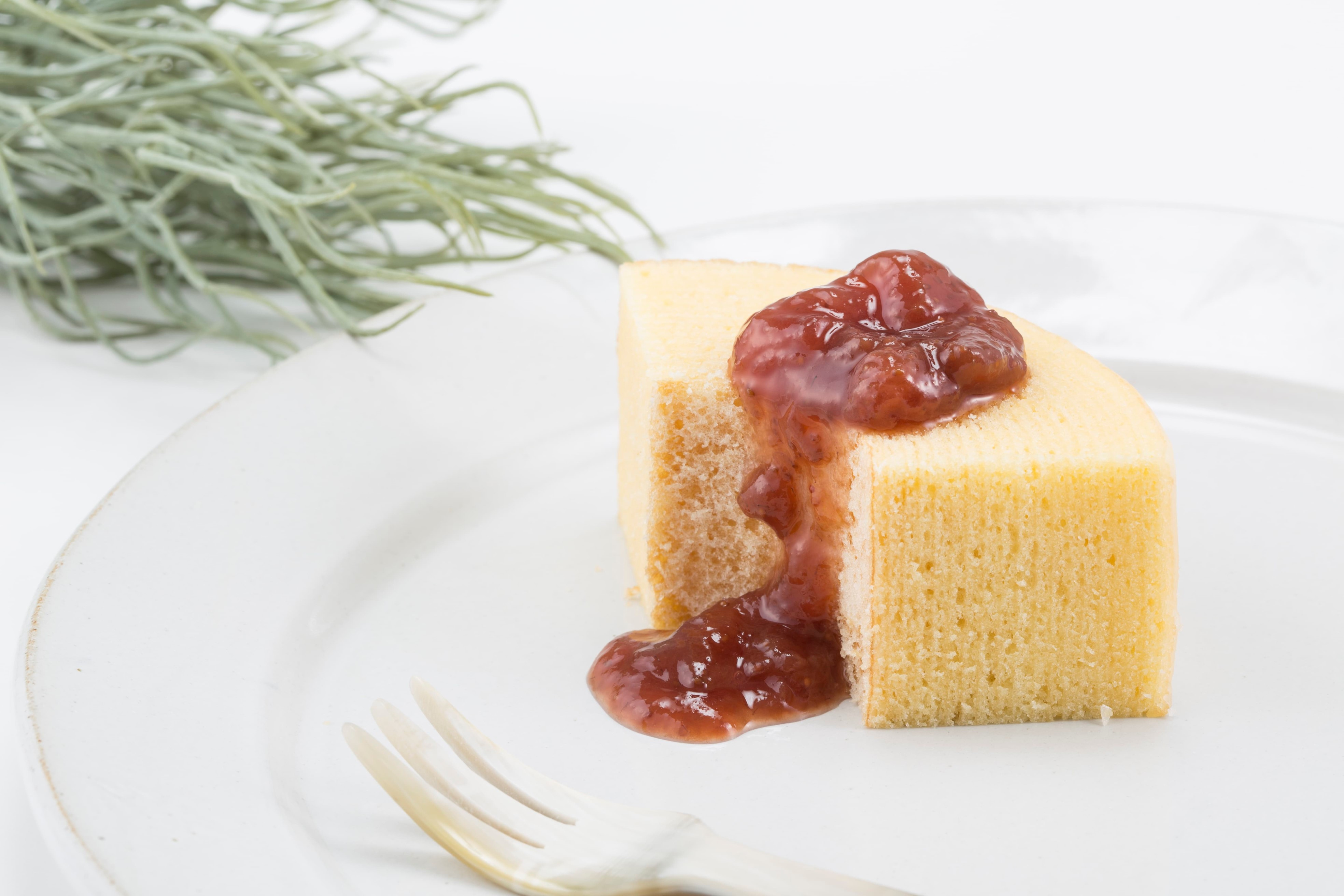 自家製苺ソースは、いちご・砂糖・レモンだけをコトコト煮詰めました。甘さ控えめ、さらっとしてヨーグルト等にもよく合います。