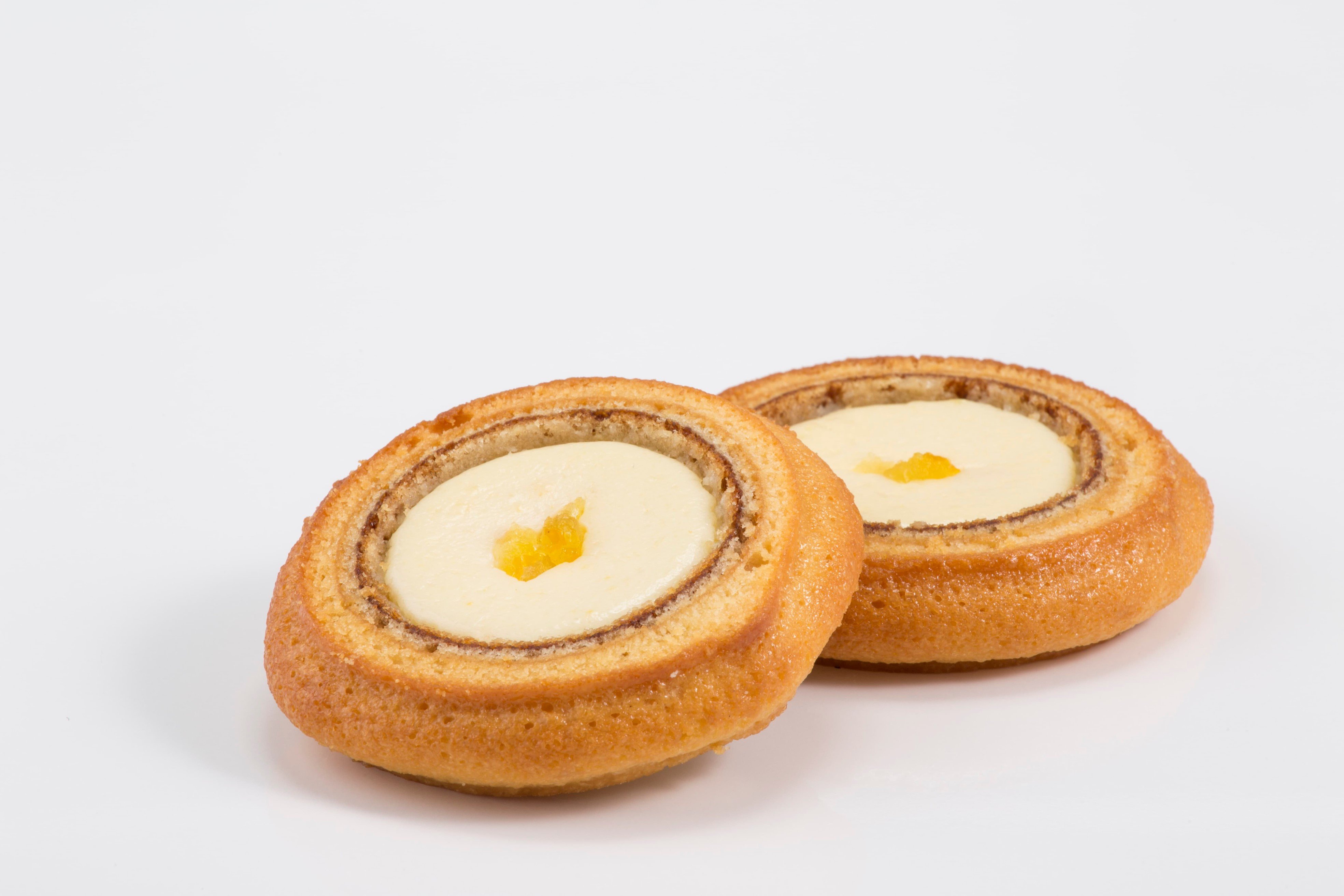 チーズインバウム（ゆず）は特産の桂木ゆずを練りこんだクリームチーズを流し込み、もう一度じっくり焼き上げました。