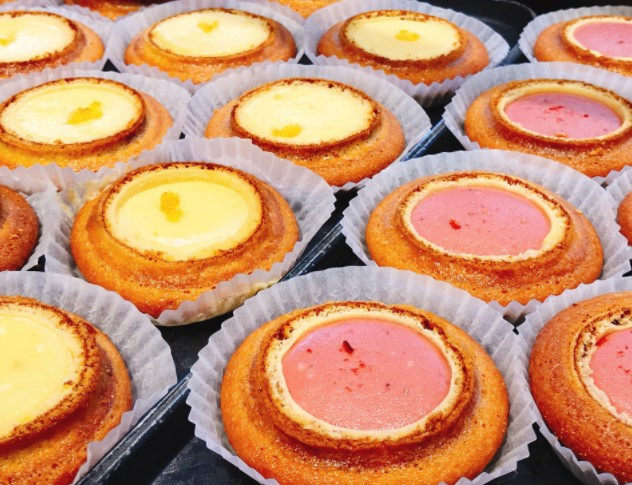 バウムクーヘンにクリームチーズを流し込み、もう一度じっくり焼き上げました。