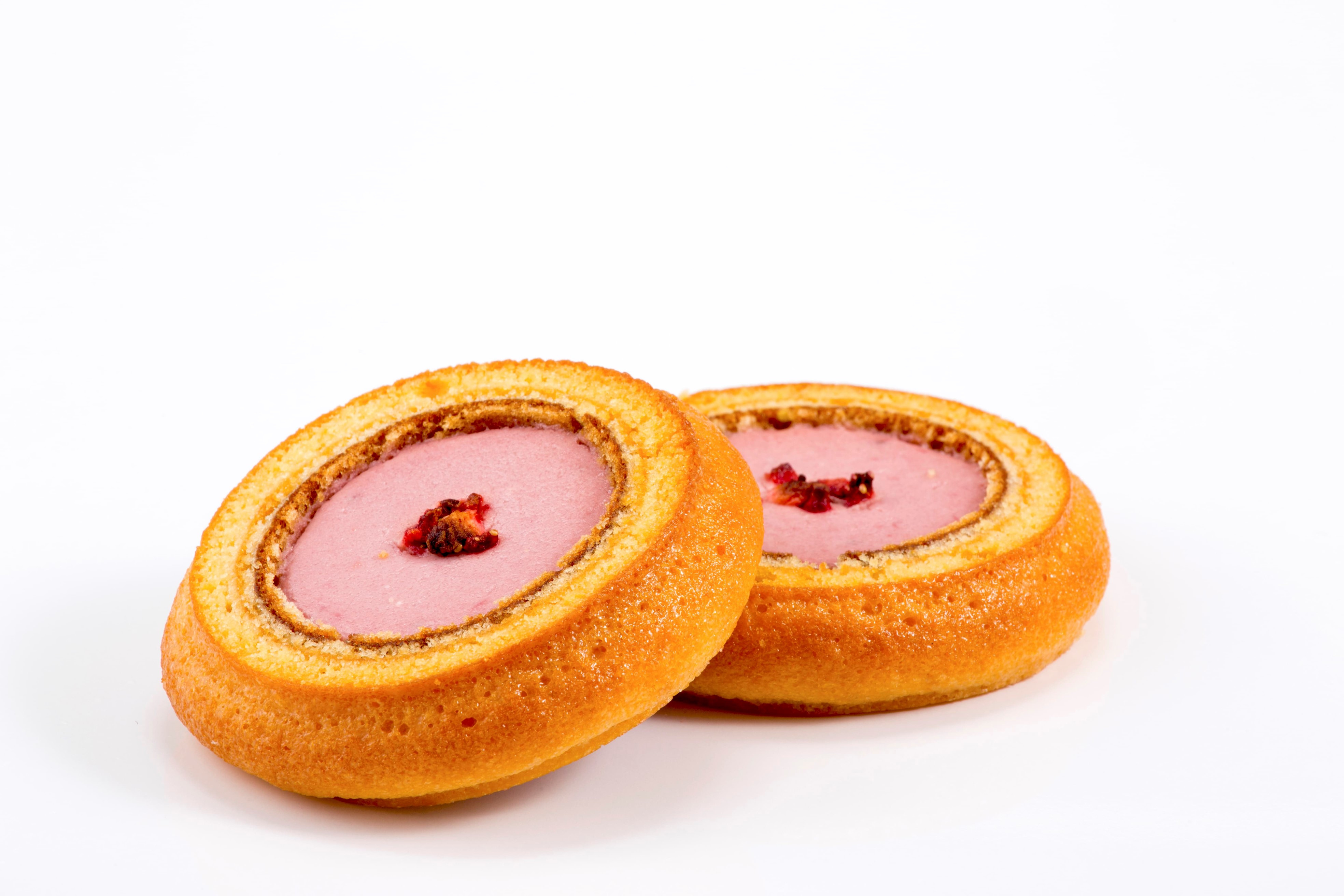 バウムクーヘンに毛呂山産いちご練りこんだクリームチーズを流し込み、もう一度じっくり焼き上げました。