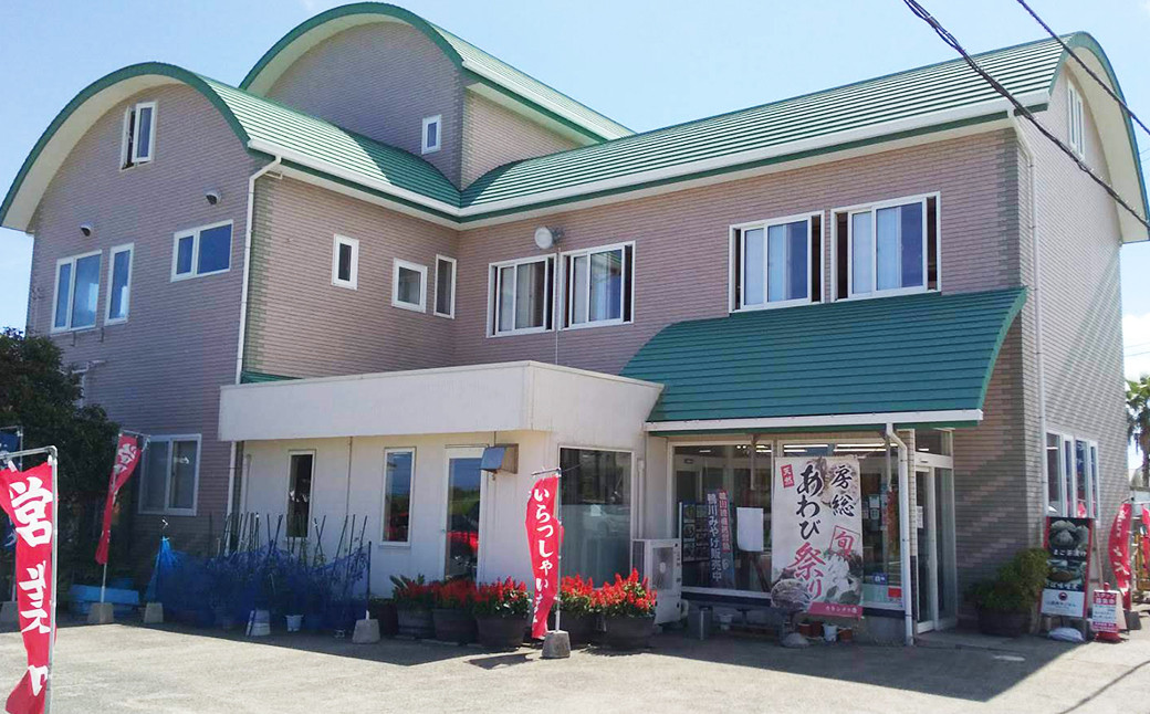 カネシチ水産さんの営む魚屋食堂。観光客だけでなく地元でも人気のお店です。