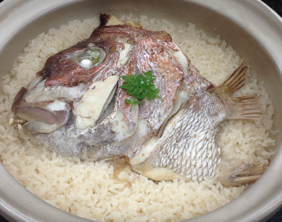 お頭がどーんと乗っている鯛飯♪