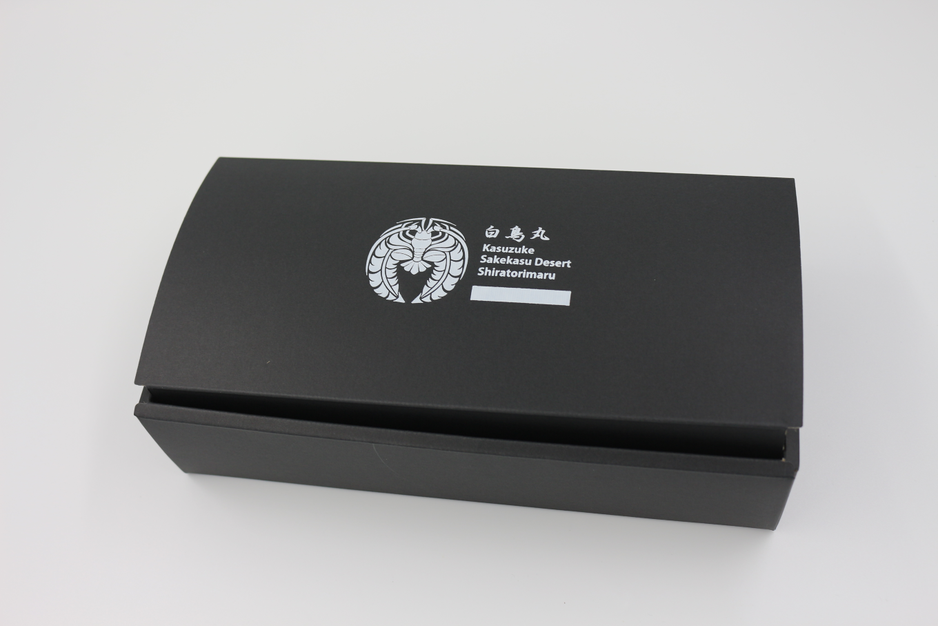 オリジナル化粧箱の上にビニールで包装して伝票を貼って発送します。