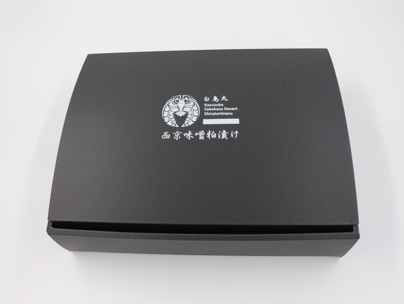 白鳥丸オリジナルの化粧箱にビニールを巻いてゆうパックラベルを貼付して発送します。