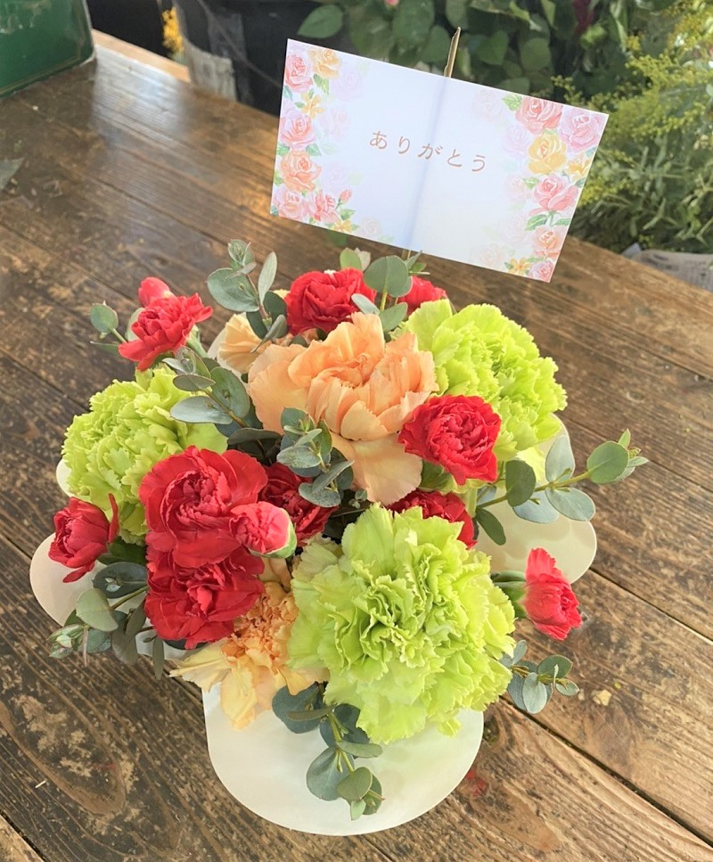 ボックスの色味は実際にお届けするものと異なります。お色はランダムにお届けいたします。