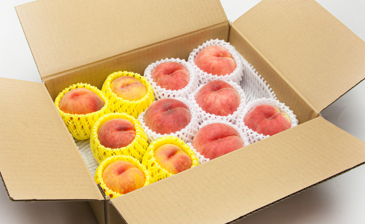 写真はイメージです。黄桃が入るとは限りません。