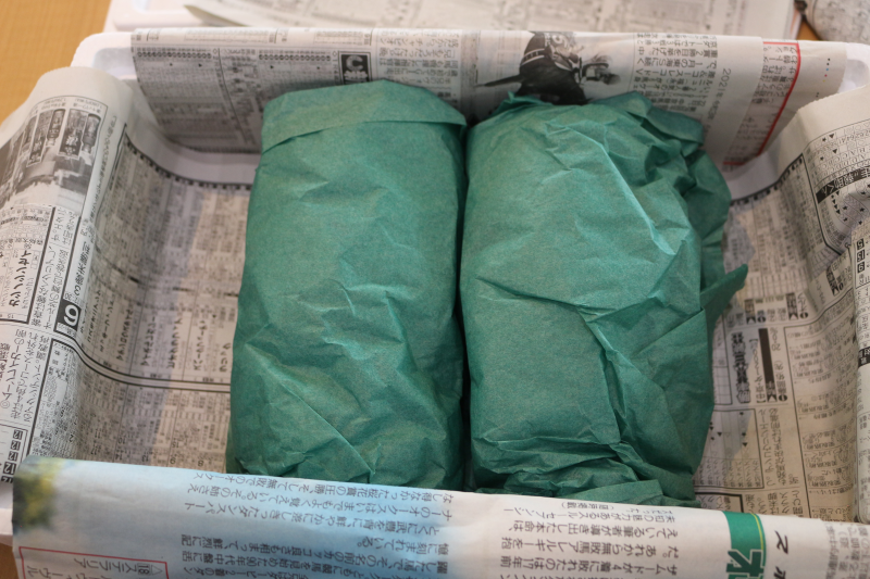 伊勢えびが暴れないように１尾ずつくるんでいます。