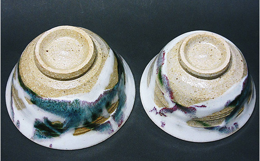 ワラ灰釉と縁釉をひしゃく掛けした茶碗になります。
掛け流した釉薬の溶け込みが見所です。