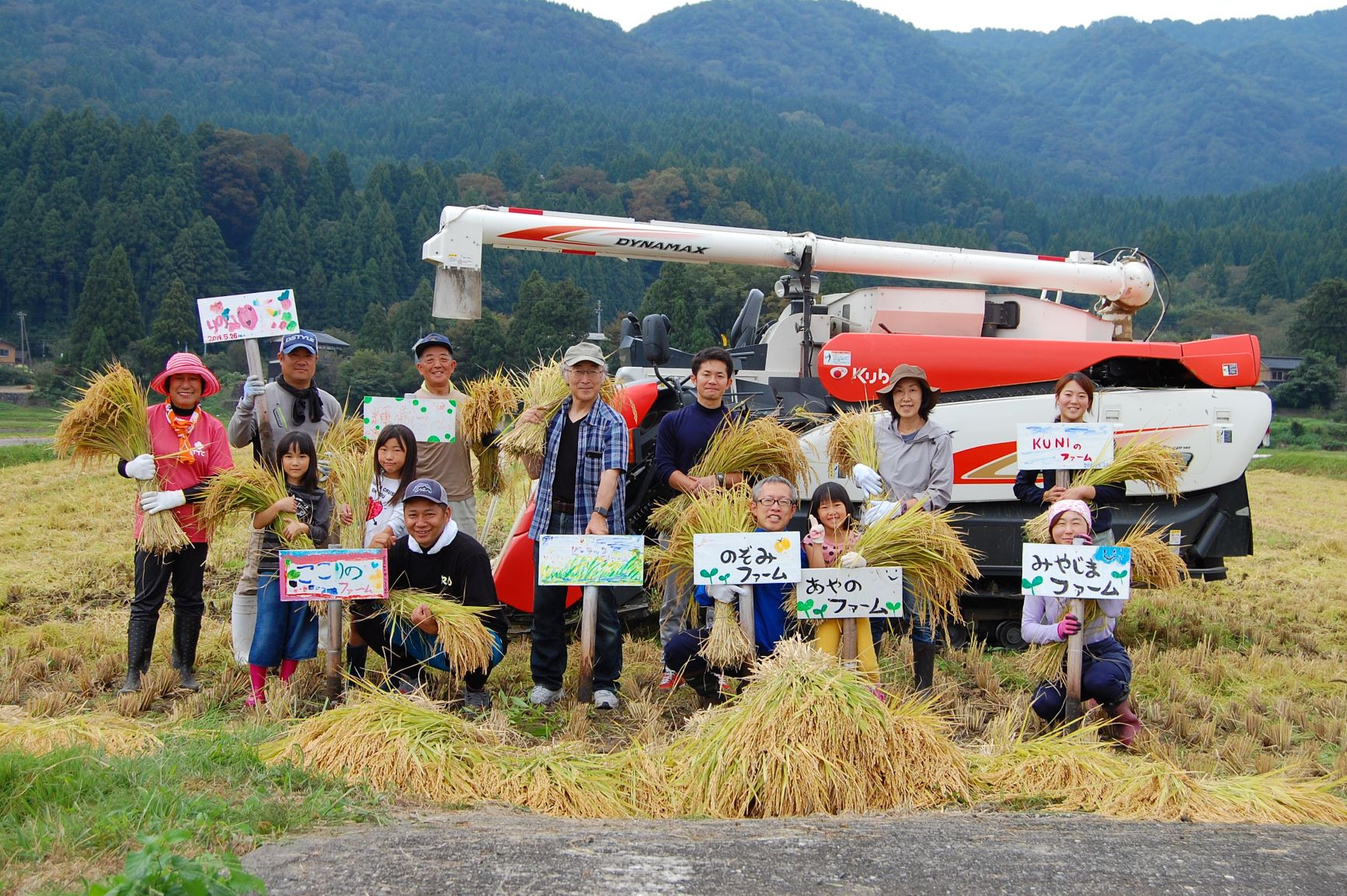 秋の稲刈り体験　自分で収穫したお米の味は格別