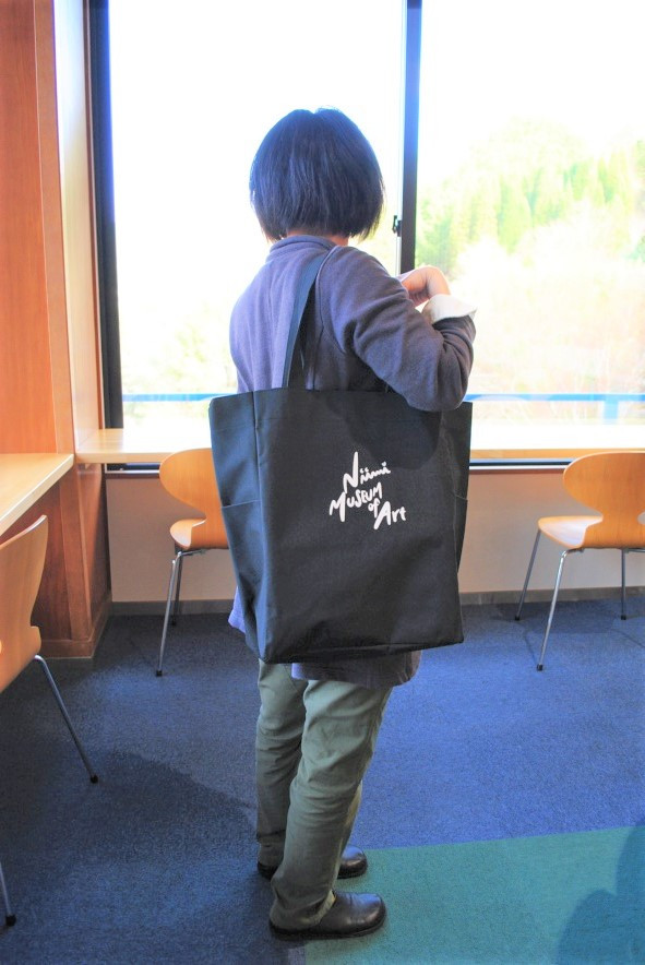 肩にもかけやすく、A3サイズもしっかり入ります。（モデルの身長約155cm）