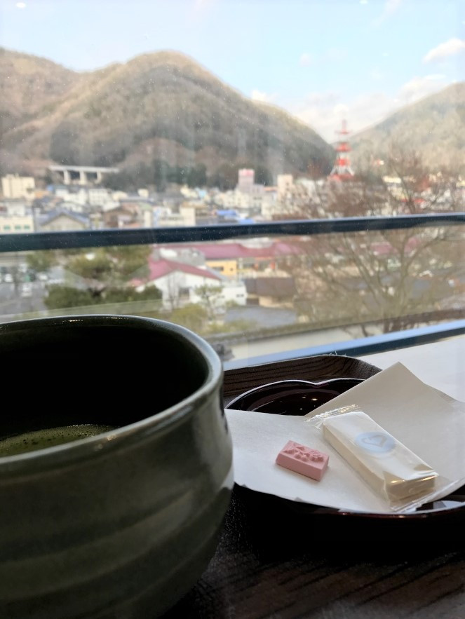 喫茶室からは、新見市街地を展望できます。