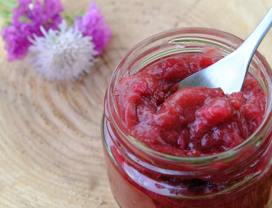 独特の酸味と鮮やかな色が特徴です