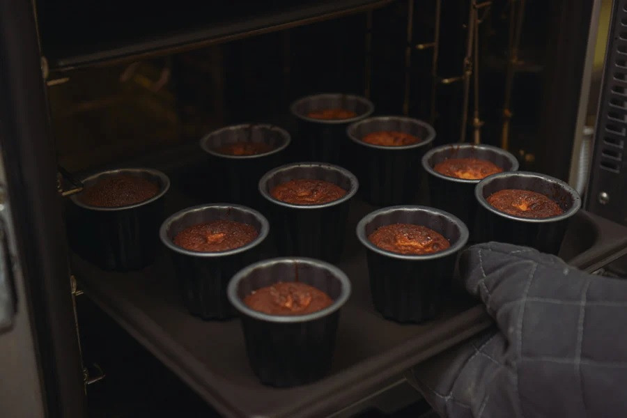 じっくり焼きあげることで、独特の食感を生み出しています。