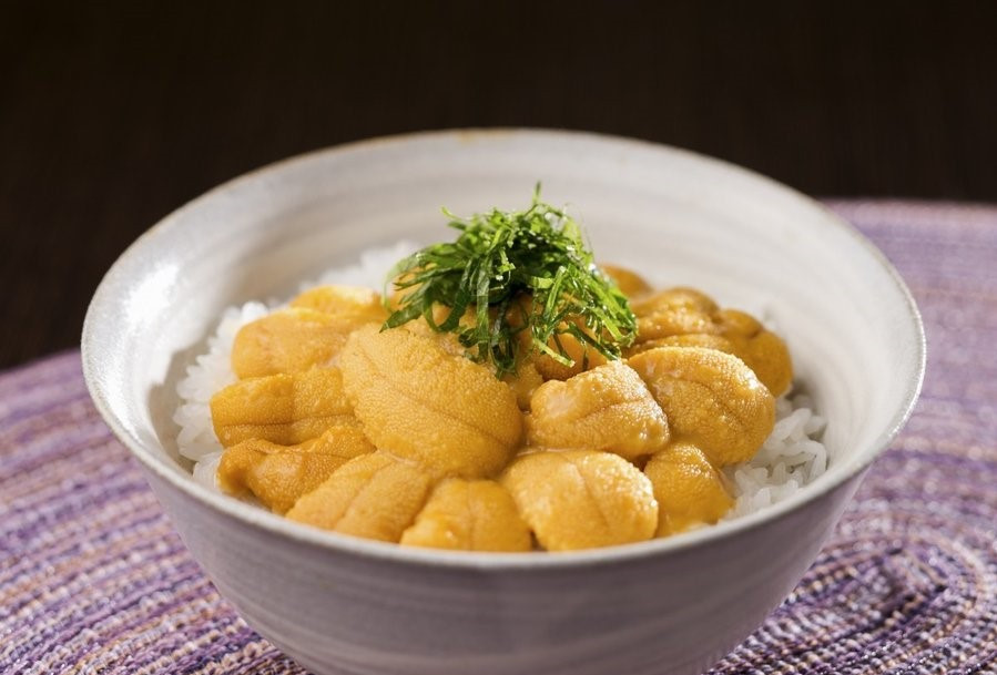 あたたかいご飯にたっぷりと生ウニを盛ってお召しあがりください