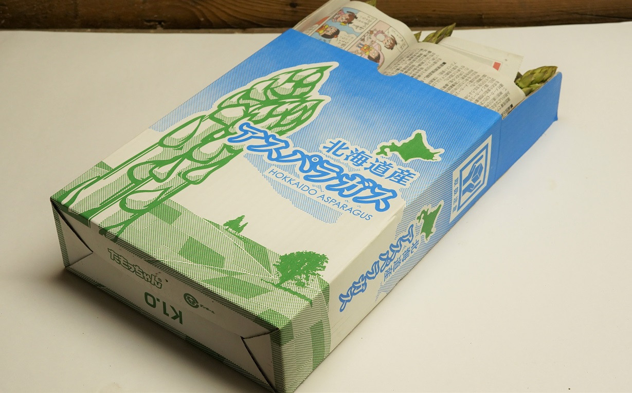 アスパラを新聞紙で丁寧に包み、箱に入れてお届けします。
