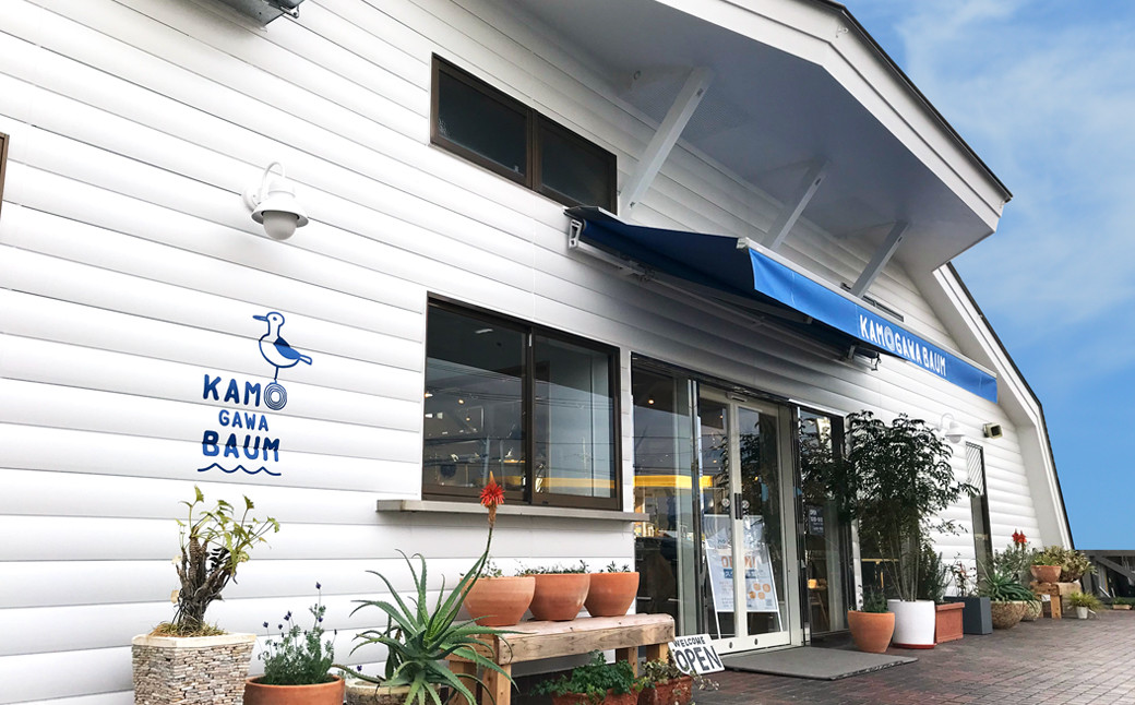 カモガワバウムは工房ならではの焼立てバウムとオリジナルスイーツが楽しめるカフェ。