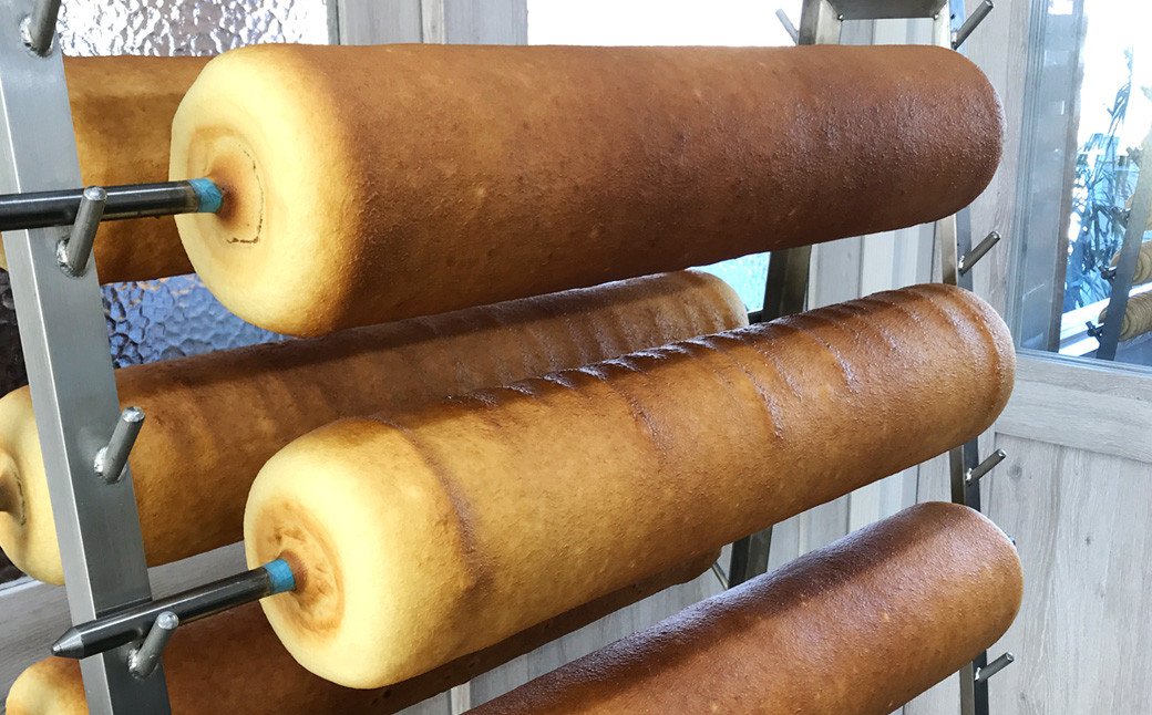 最高のおいしさを届けるために一本一本丹念に焼き上げています。