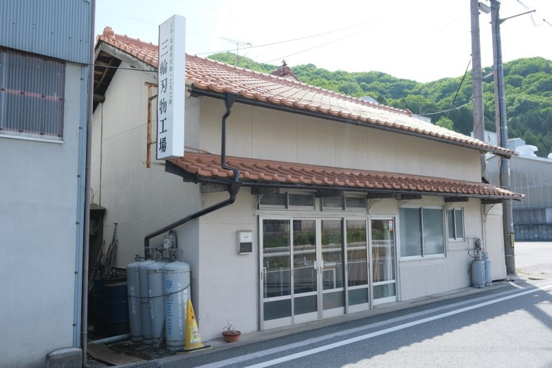 高梁川沿いにある工場。夏は暑いですが、時折吹く川からの風に癒されます