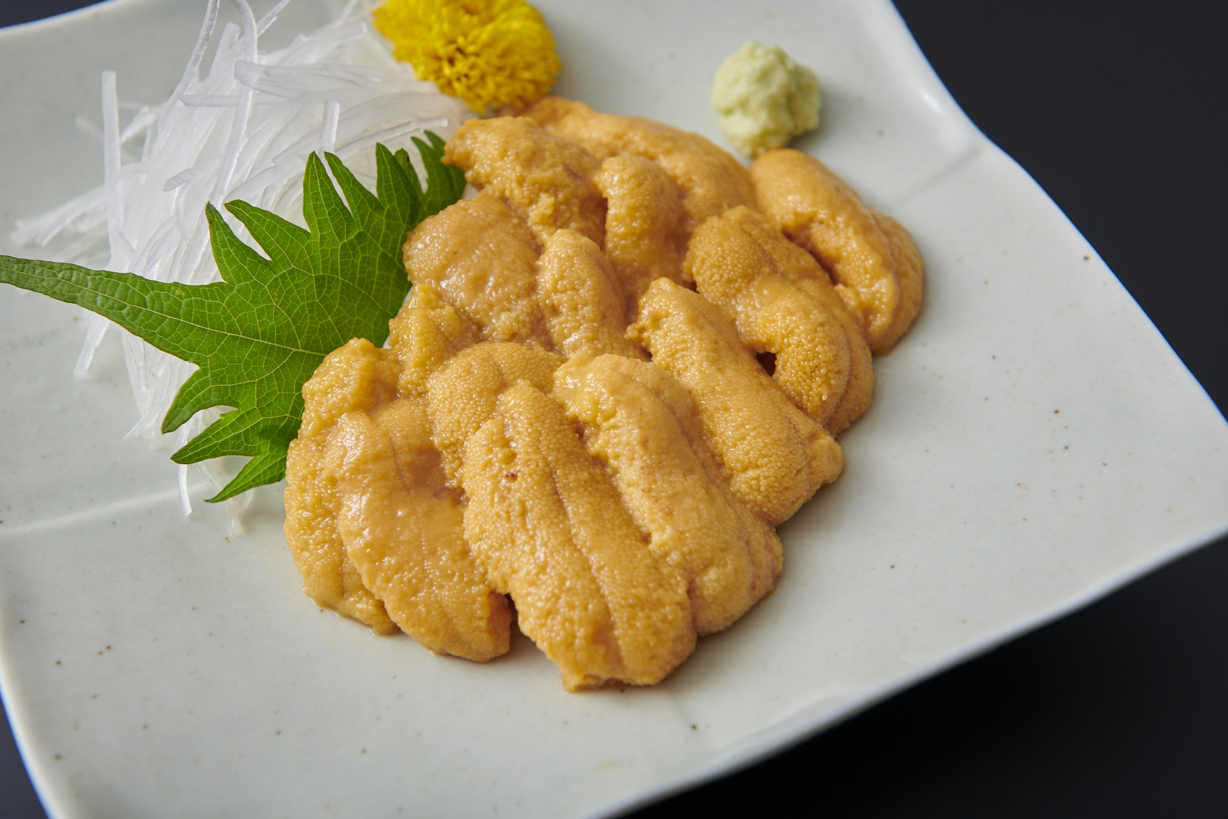 種市産のウニは色が良く、大きな身と濃厚な甘みが特徴です