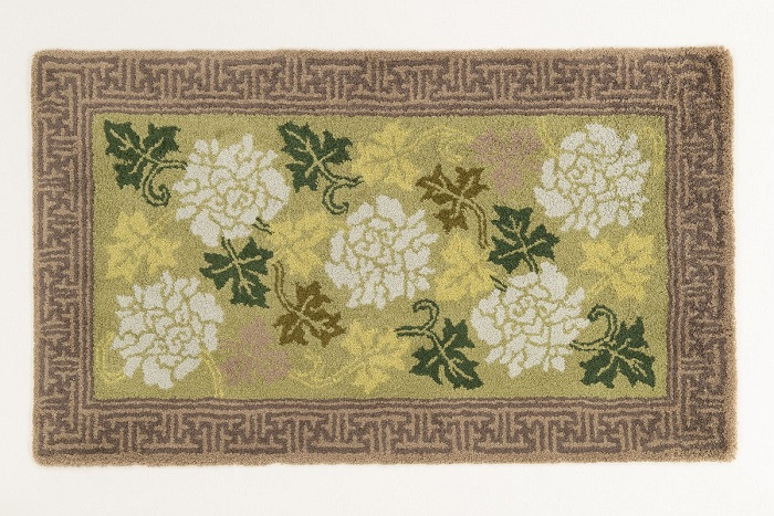 ①(鍋島緞通 [手刺繍] 蔓牡丹唐草縁まんじ文 うぐいす地)