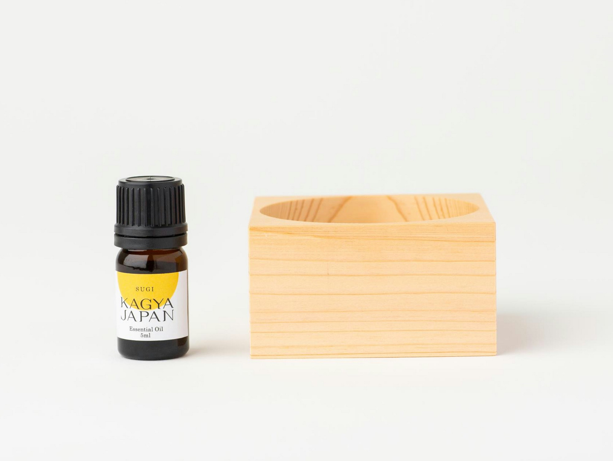 KAGYA JAPAN エッセンシャルオイル５ml【SUGI】＆KAGYA JAPAN オリジナル ヒノキのディフューザー全体像