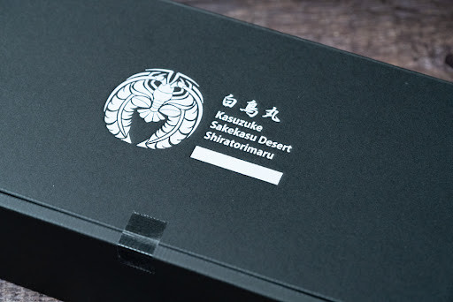 白鳥丸オリジナルの化粧箱にビニール包装をして配送ラベルを貼付して発送します。