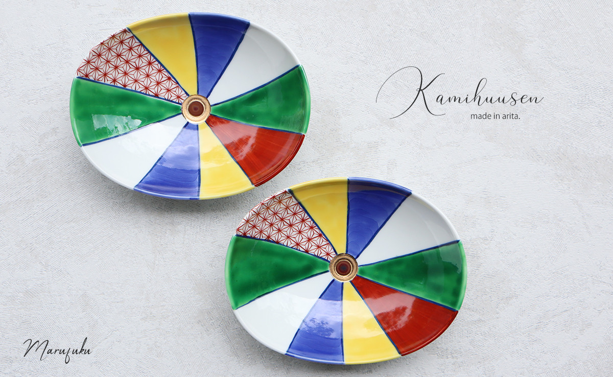 色鮮やかな絵付けがとても華やかな1枚です。