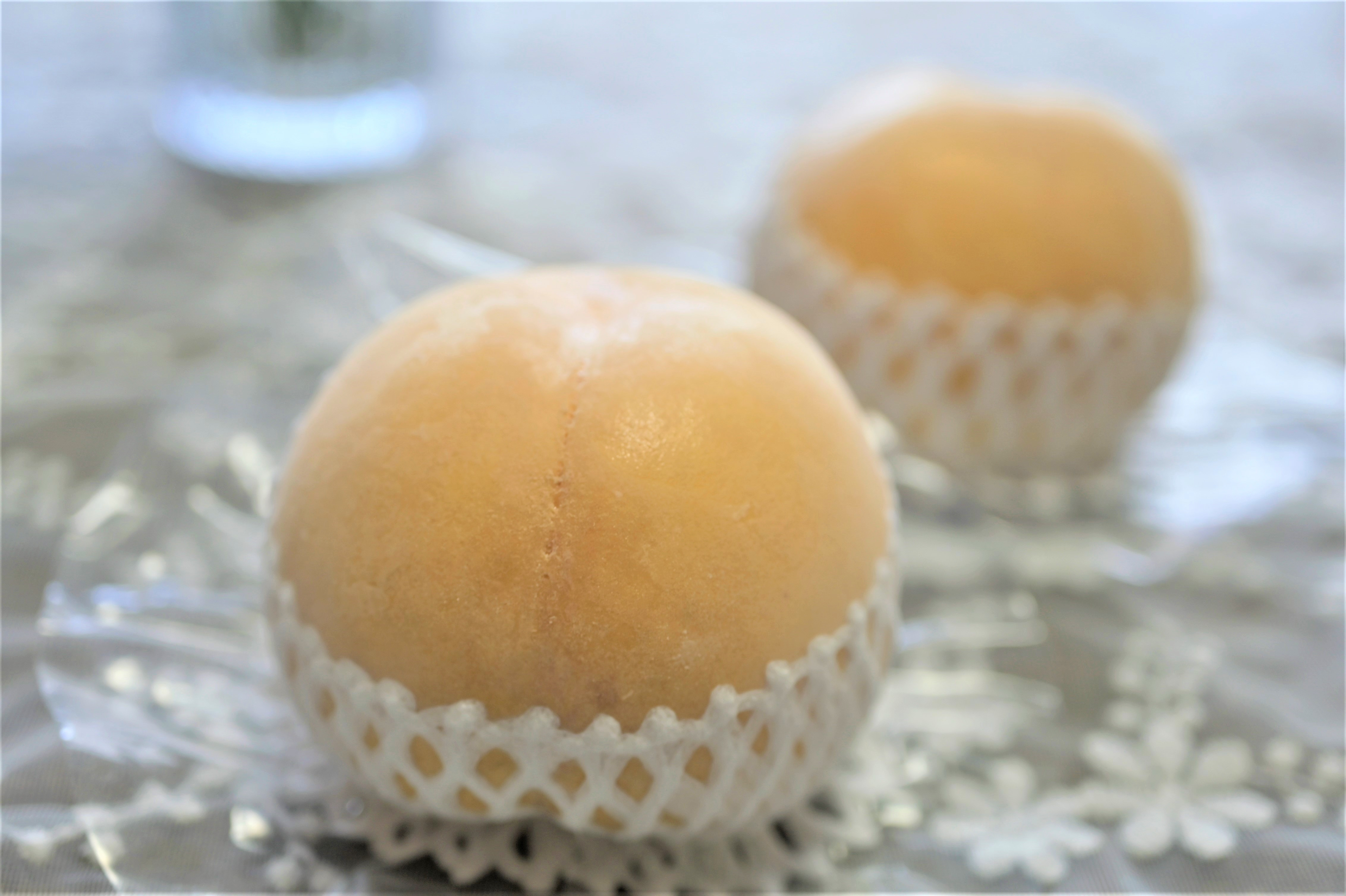 緩衝材で優しく包んだ桃の果実を、真空パック状態で瞬間冷凍しています。