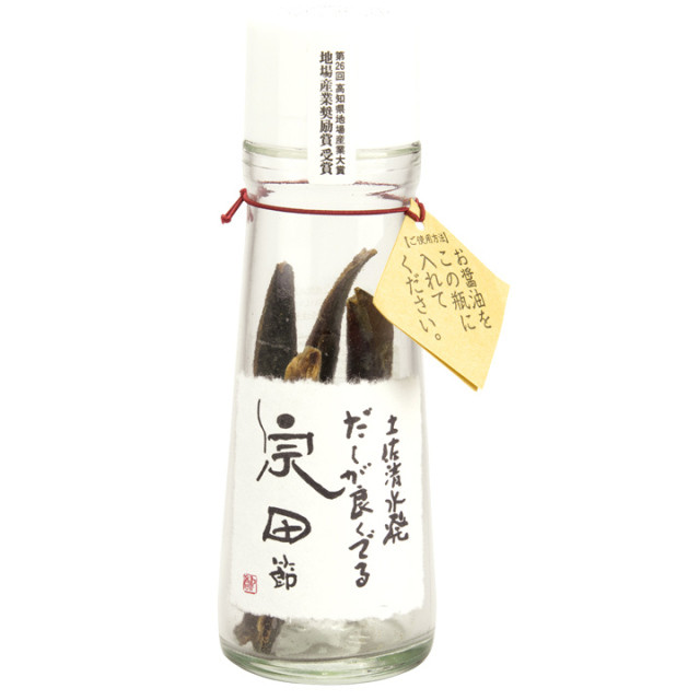 お好みのお醤油を入れるだけで、出汁醤油が作れます。