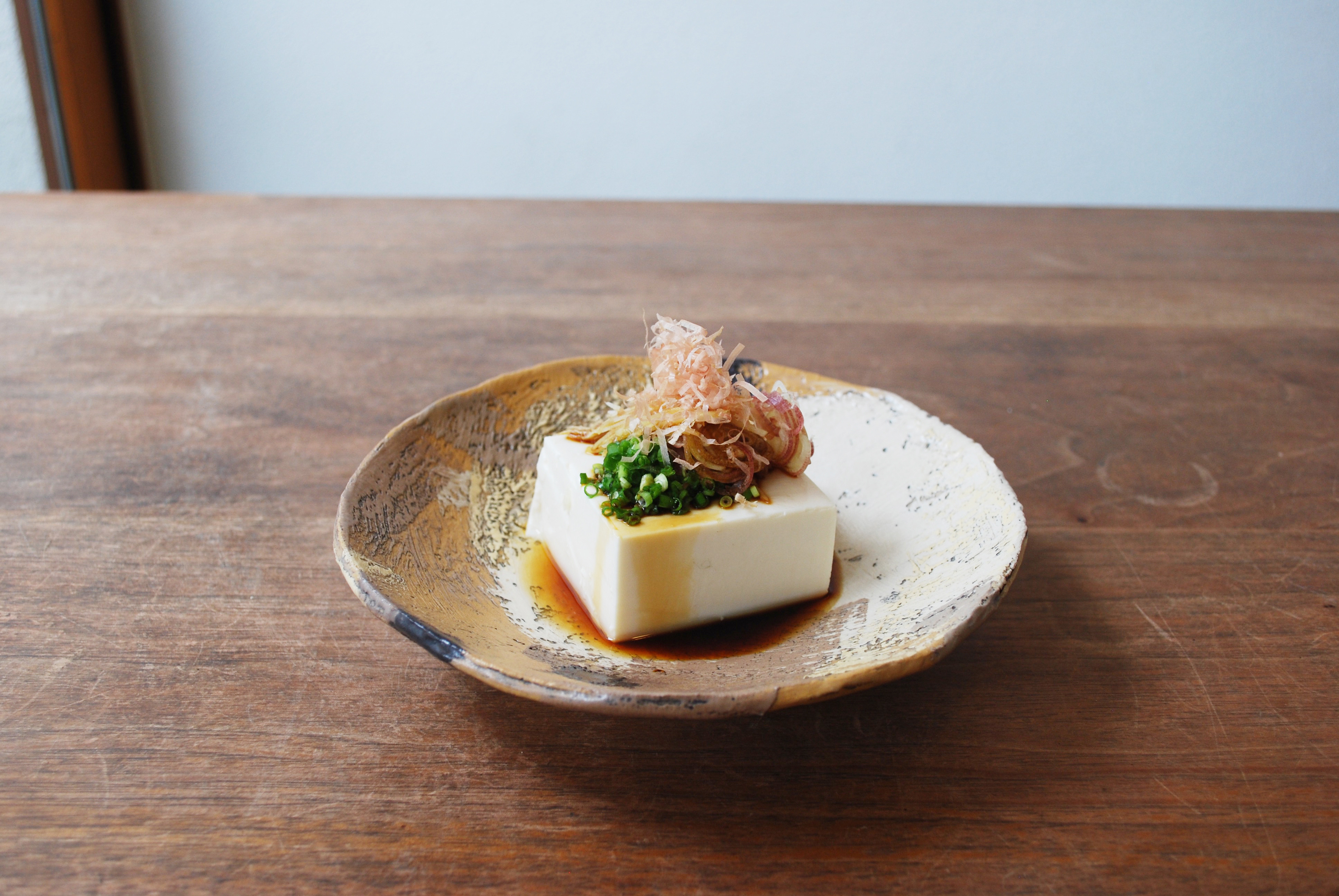 どんなお料理にもお使いいただける国産有機醬油。是非初めは冷奴やお刺身など、素材の旨味を楽しむ食材のお供にお使い下さい。