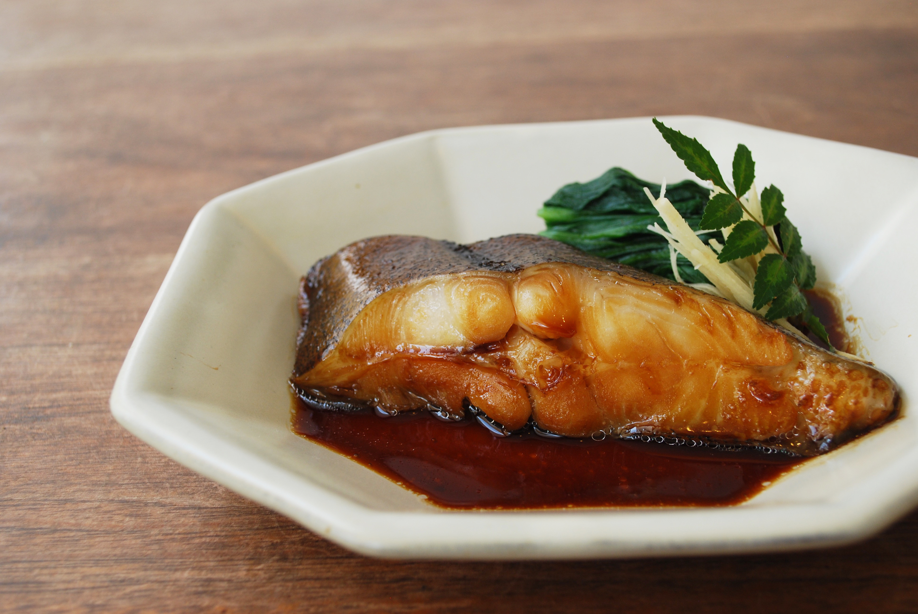 国産丸大豆醬油（こい口）は魚の煮つけや、お刺身、冷奴などに。