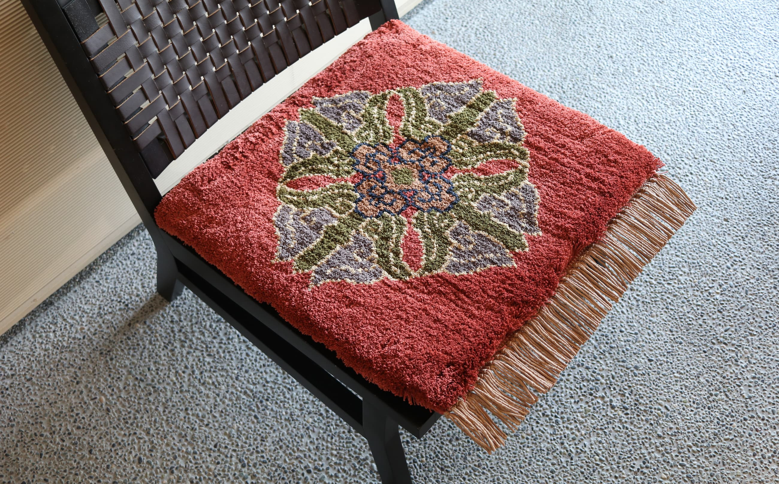 蟹牡丹文中心柄 茜地 ※椅子は返礼品に含まれません。